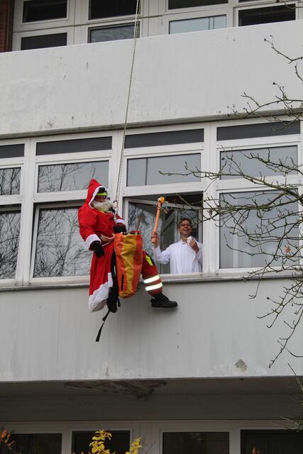 Auch die Belegschaft freut sich über den Besuch des Nikolauses  | Foto: pm