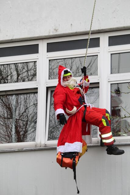 Der Nikolaus in Person von Rene Haase seilt sich vom Dach der Kinderklinik ab | Foto: pm