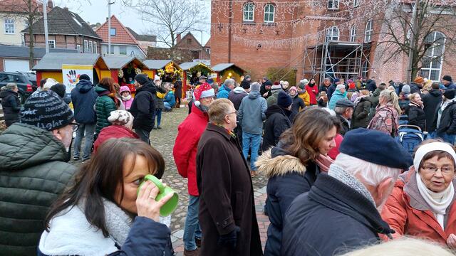 Auf dem Weihnachtsmarkt waren viele Horneburger, die der Versteigerung beiwohnten | Foto: Methusalems Horneburg