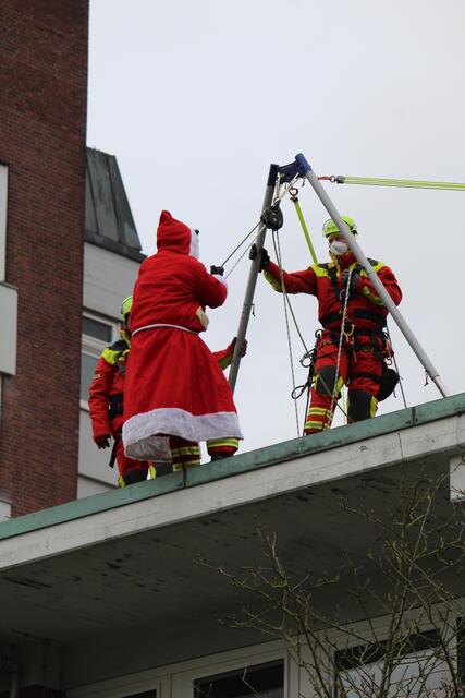 Der Nikolaus wird von den Kameraden der Feuerwehr Stade abgesichert | Foto: pm