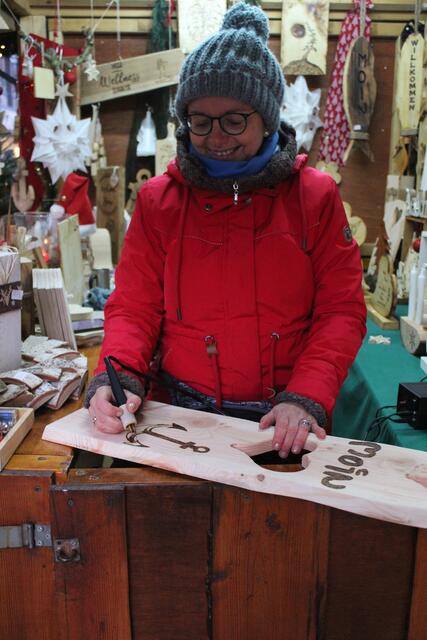 Anja Aukthun brennt ihre Bretter auch vor Ort  | Foto: pm