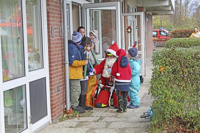 Die Kinder freuen sich über den Besuch des Nikolauses