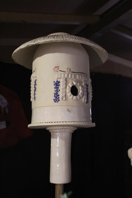 Kreativ: Ein selbstgetöpfertes Vogelhäuschen von Dagmar Rühmann | Foto: pm