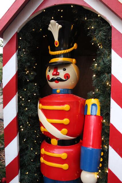 Neben lebensgroßen Nussknackern laden Froschkönig und Co. die Besucher dazu ein, sich die Märchenklassiker in Erinnerung zu rufen | Foto: pm