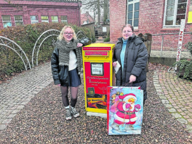Emily Nagel (li) und Fatma Topal vom Wintermärchen-Team des Buxtehuder Stadtmarketings haben die Briefe der Kinder gesammelt | Foto: Hansestadt Buxtehude