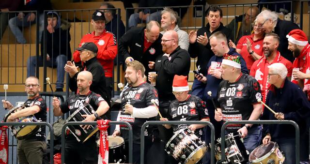 Der Luchse-Fan-Club auf der Zuschauertribüne | Foto: cc