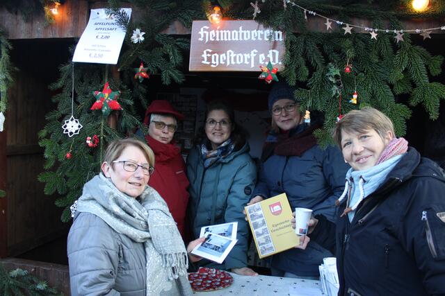 An der Weihnachtsmarkt-Bude des Heimatvereins Egestorf: (hi., v. re.) Vereinsvorsitzende Elke Homann-Peper mit den Mitgliedern Conny Schwanemann und Bärbel Rohlfs-Thiem sowie (vorne, v. li.) die Besucherinnen Karin Nobbe und Ulrike Leichtweis | Foto: ce