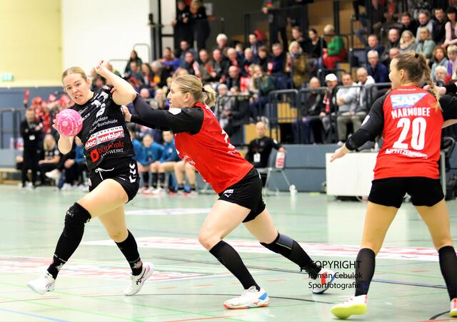 Levke Kretschmann (li., 10 Tore) war kaum vom Ball zu trennen | Foto: cc