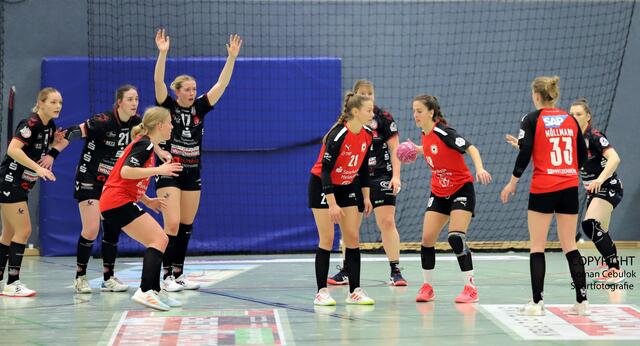 Das Gästeteam (in rot) aus Ketsch im Ballbesitz | Foto: cc