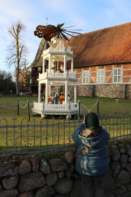 Die weiße Weihnachtspyramide auf dem Gelände der St.-Stephanus-Kirche war ein beliebtes Fotomotiv | Foto: ce