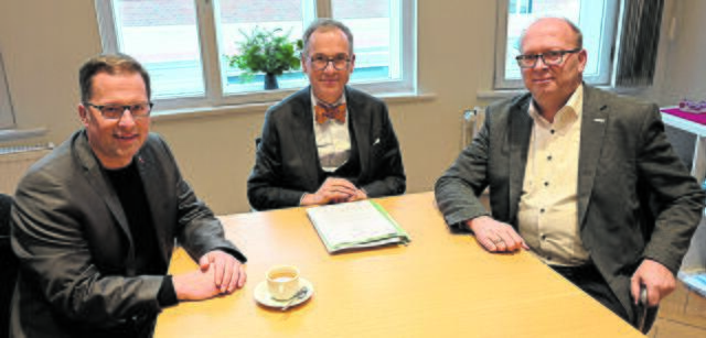Machten den Klinik-Deal perfekt (v.li.): Landrat Kai Seefried, Notar Wolf von der Wense und Stades Bürgermeister Sönke Hartlef | Foto: Daniel Beneke / LK Stade