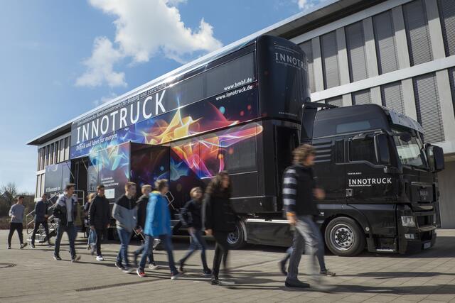 Der InnoTruck des Bundesforschungsministeriums informiert beim Tag der offenen Tür der Initiative Bits4Kids mit einer mobilen Ausstellung über die Bedeutung technischer Innovationen | Foto: BMBF-Initiative InnoTruck / FLAD &amp; FLAD Communication GmbH