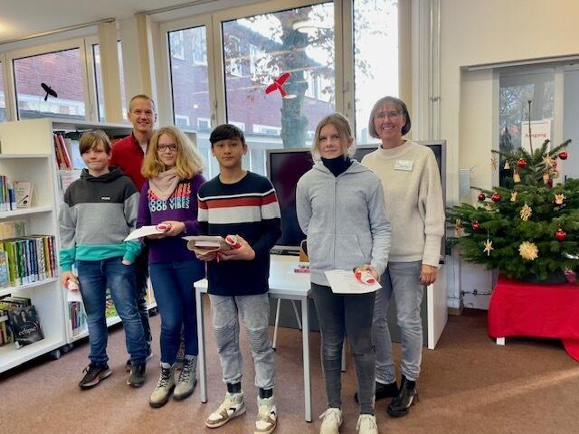 Der Wettbewerb war ein großer Spaß für alle (v.li.): Maurice Pahl, Matthias Mickeleit (Oberschule), Karolina Schneider, Ahmad Zahir Taj, Mia Schöneberg, Petra Abel (Bücherei)
 | Foto: Gemeindebücherei Steinkirchen / Petra Abel