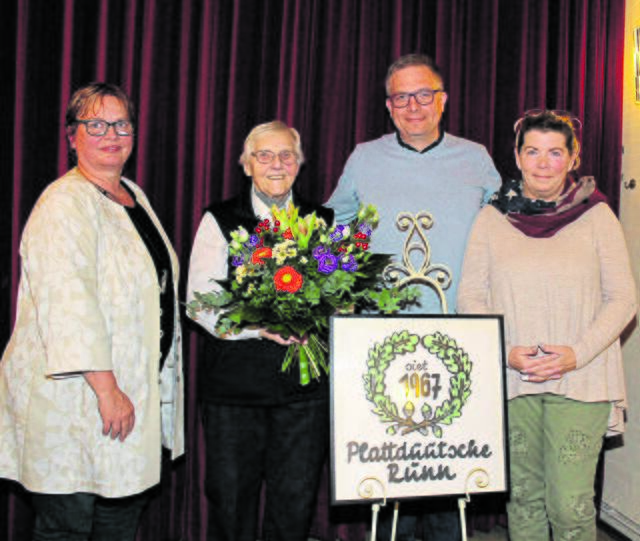 Luise Hering (2.von links) übergibt die "Platt­düütsche Runn" an Gabi Meyer (v.li., Zweite Vorsitzende und Schriftführerin), Jan Wegener (Erster Vorsitzender) und Andrea Zint (Kassenwartin) | Foto: Astrid Sitarz