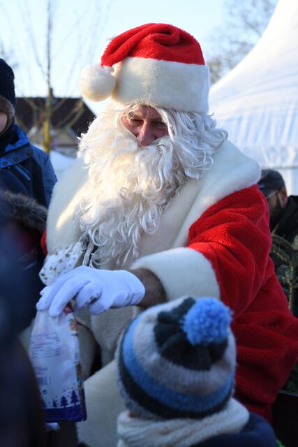 Schöne "Bescherung": An die begeisterten Kinder verteilte der Weihnachtsmann Süßigkeiten | Foto: Seidler