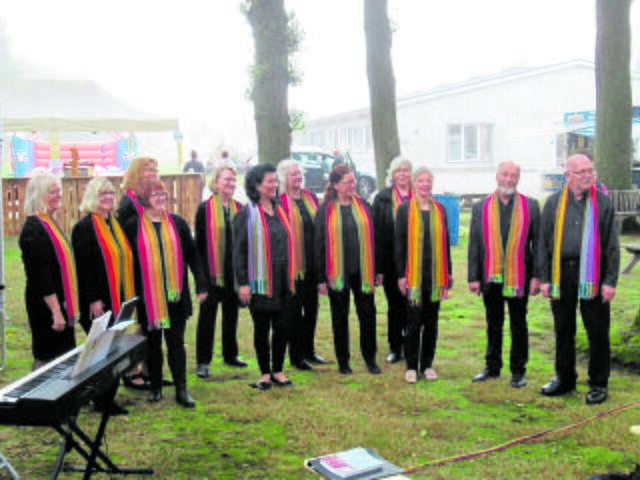 Der Chor "Gospel &amp; more" trat dieses Jahr u.a. beim Dorffest in Wedel auf | Foto: Uli Koch