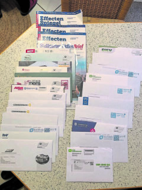 Diesen Stapel Briefe und Zeitschriften erhielt das Ehepaar Pape auf einen Schlag | Foto: Pape