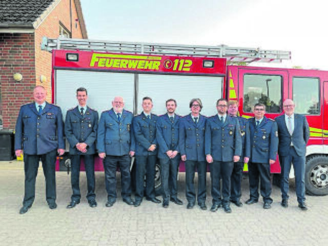 Geehrte und Beförderte der Freiwilligen Feuerwehr Trelde mit Stadtbrandmeister André Emme (li.) und Buchholz' Baudezernent Stefan Niemöller (re.) | Foto: Freiwillige Feuerwehr Buchholz