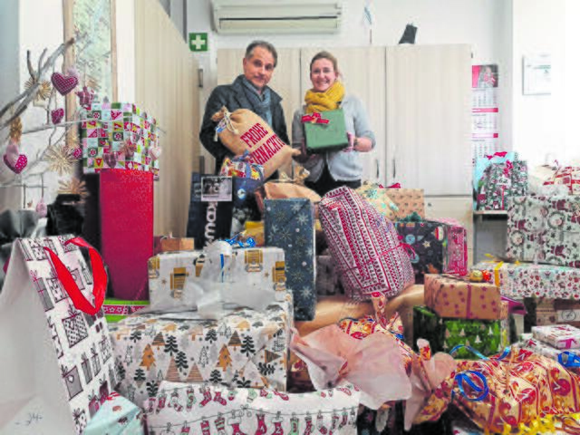 Initiator Amir Afschartabbar und Stefanie Scholl vom Stadtmarketing konnten in den Vorjahren reichlich Geschenke einsammeln | Foto: SMTG