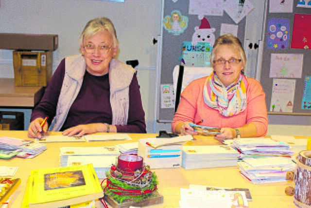 Inge Rademaker (li.) und Tanja Pape beantworten Weihnachtspost