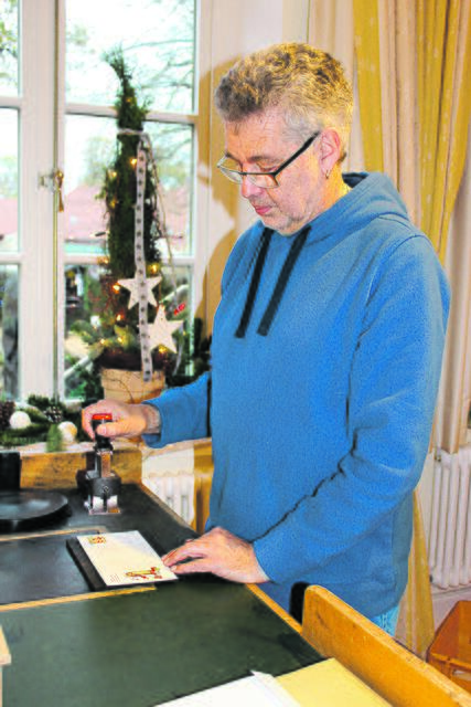 Wolfgang Dipper beim Stempeln der Post vom Weihnachtsmann | Foto: sb