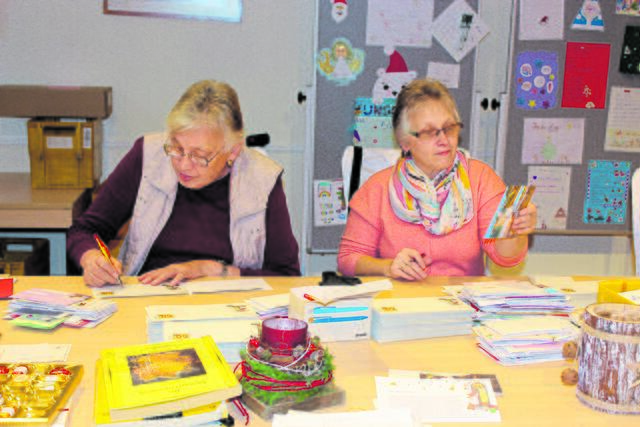 Inge Rademaker (li.) und Tanja Pape beantworten Weihnachtspost | Foto: sb