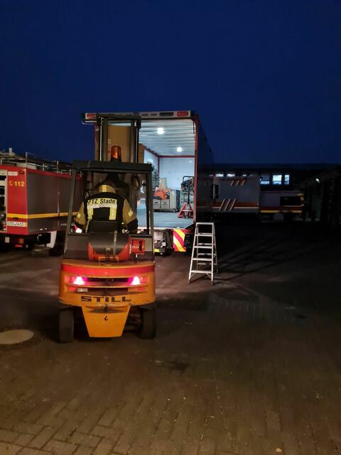 Das Verladen der Sachspenden in die Lkw | Foto: Daniel Beneke / LK Stade