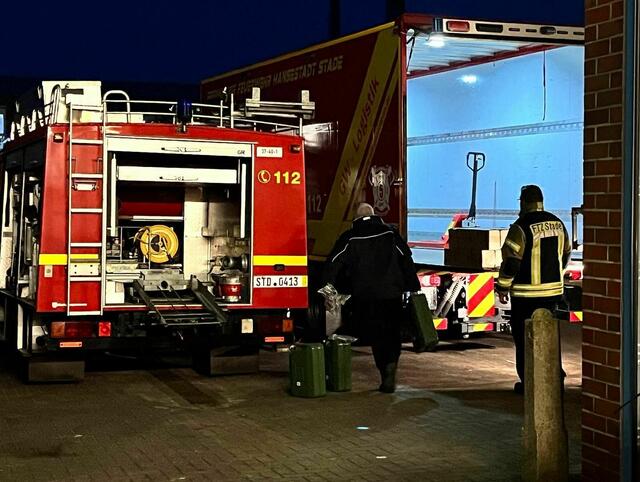 Auch Feuerwehrautos gehören zu den Spenden | Foto: Daniel Beneke / LK Stade