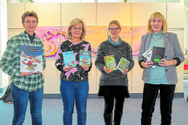 Bei der Spendenübergabe: (v. li.) Martina Fäsecke (Stadtbücherei), Helena Eischer, Jenni Volkmann (beide DFG) und Uta Golombek (Stadtbücherei) | Foto: Helms