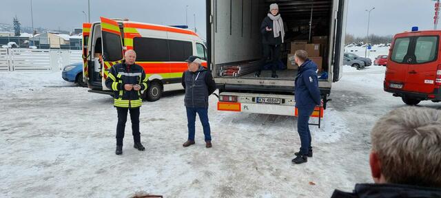 Bei der Übergabe der Spenden (von links): Einsatzleiter Wilfried Sprekels, Initiator Grischa Kaflowskij und der ukrainische Helfer Olexandr Krutilko.

 | Foto: Landkreis Stade