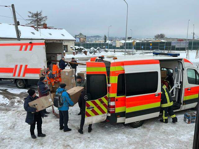 Jeder packt mit an, als die Spenden umgeladen werden.

 | Foto: Landkreis Stade