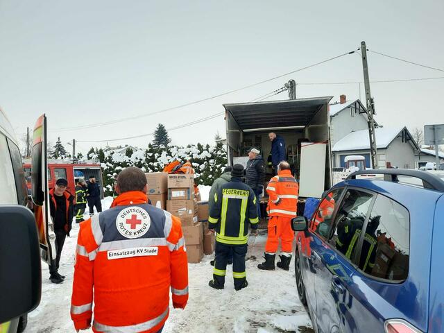 In Polen werden die Spenden an ukrainische Einsatzkräfte übergeben.

 | Foto: Landkreis Stade