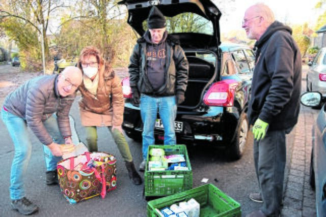 Geringere Lebensmittelspenden von Handelsketten gleichen private Spender aus: Lutz (re.) und Petra Werner bringen der Tafel in Buchholz Waren im Wert von 100 Euro | Foto: ts