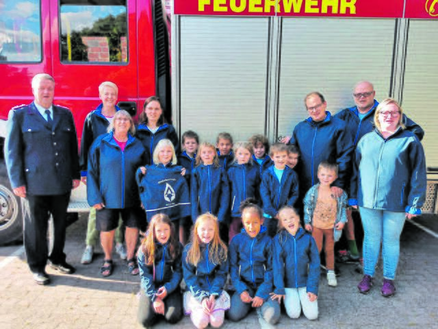 Große Freude über die neuen Jacken herrscht bei der Kinderfeuerwehr Ashausen | Foto: Beecken