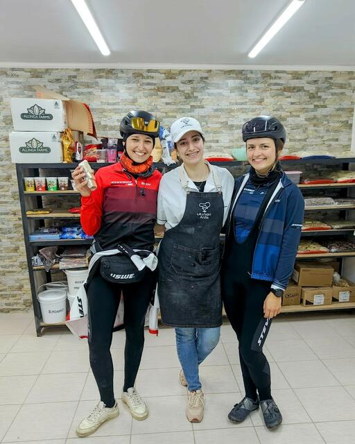 Die Gastfreundschaft ist überwältigend: Antonia (li.) und Laura (re.) bekommen eine kostenlose Unterkunft in einer Bäckerei in Tolhuin  | Foto: Longest Ride