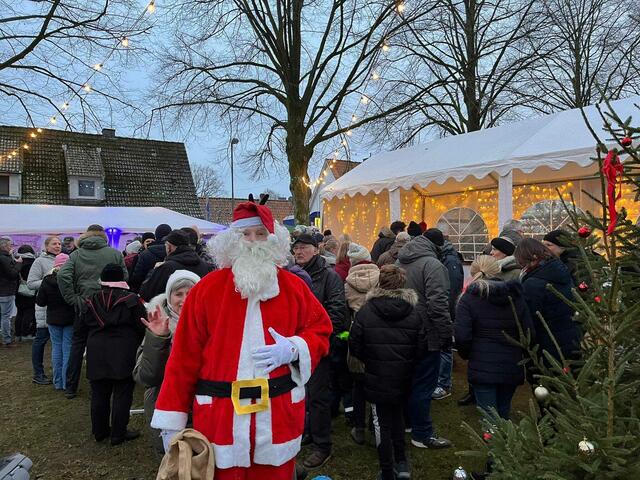 Auch der Weihnachtsmann schaute zum Markt: Ho, Ho, Ho! | Foto: Dorfverein
