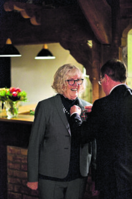 Landrat Kai Seefried verleiht der Kutenholzerin Renate Zimmerman das Bundesverdienstkreuz | Foto: Landkreis Stade / Daniel Beneke