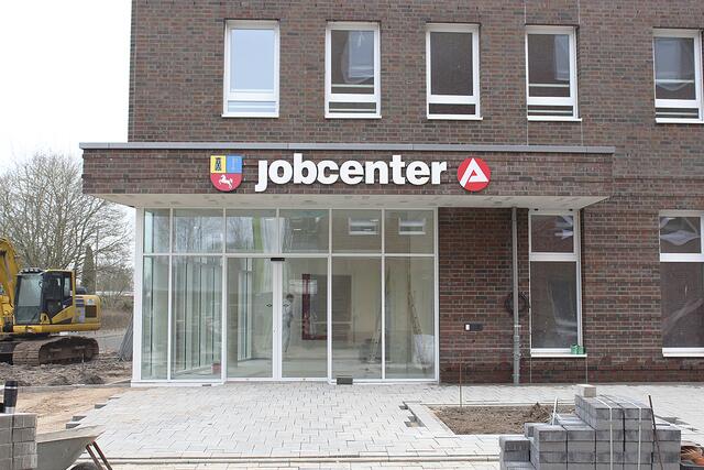 Über dem Eingang hängt bereits der Schriftzug des Jobcenters | Foto: sb