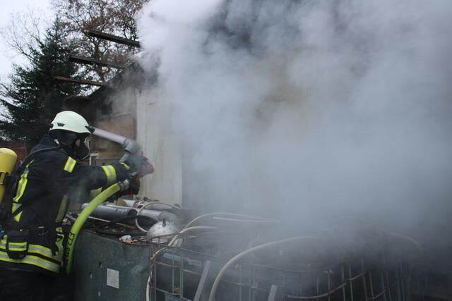 Die Feuerwehr verhinderte, dass der Brand auf andere Gebäude übergriff | Foto: Hans Peter Klensang