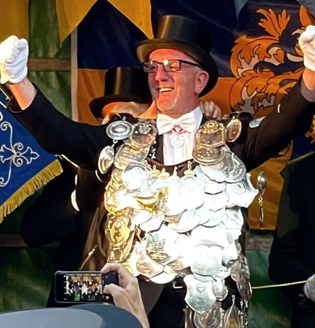 Der König Horst Lehmann bei seiner Proklamation mit der Königskette | Foto: Gilde