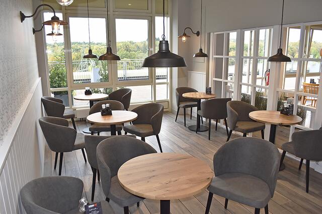 Das hell und freundlich gestaltete Restaurant lädt zum gemütlichen Verweilen ein | Foto: Axel-Holger Haase