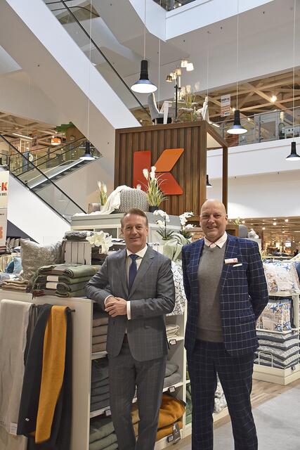 Geschäftsführer Günter Lohse (li.) und Hausleiter Christian Eisenkrätzer freuen sich über den gelungenen Umbau. Sie laden die Besucher zum Einkaufsbummel ein  | Foto: Axel-Holger Haase