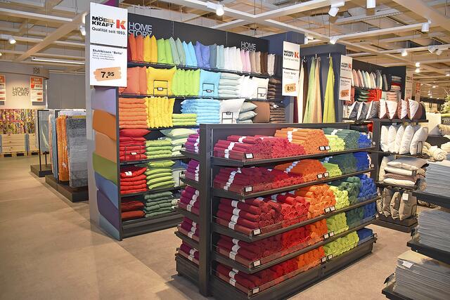 In der Textilabteilung geht es farbenfroh zu | Foto: Axel-Holger Haase