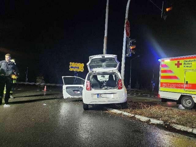 Der VW Up prallte gegen einen Lichtmast | Foto: Polizei
