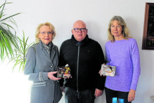 WOCHENBLATT-Anzeigenleiter Martin Roesnick mit den 
Gewinnerinnen Helen Krause (li., 300-Euro-WOCHENBLATT-Gutschein) und Andrea Lukaß (100 Euro-WOCHENBLATT-Gutschein) Foto: ce