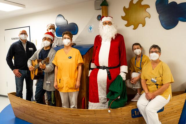 Das Team der Kinderklinik rund um Chefarzt Dr. Markus Krüger (hinten, 2. v. li.) freut sich jedes Jahr aufs Neue auf die emotionalen Momente, für die der Weihnachtsmann mit seinem Besuch sorgt | Foto: Daniel Hajduk / Elbe Kliniken