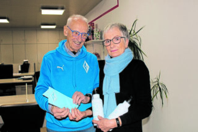 Arno Reglitzky überreicht Renate Franke-Wiesinger Fitness-Gutscheine und Trinkflaschen | Foto: pöp