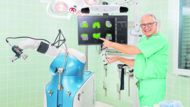 Chefarzt Dr. Jörg Franke freut sich über das neue Mitglied im Operationssaal: den MAKO-Roboter | Foto: Martin Elsen
