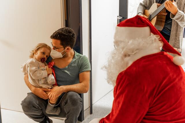 Amelie (2) erhielt auch ein Geschenk vom Weihnachtsmann | Foto: Daniel Hajduk / Elbe Kliniken