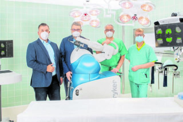 Gruppenbild mit dem neuen MAKO-Roboter (v.li.): Siegfried Ristau (Klinik-Geschäftsführer), Marco Prietz (Landrat Landkreis Rotenburg Wümme) sowie die Chefärzte Dr. Jörg Franke und Dr. Jürgen Bittersohl | Foto: Martin Elsen